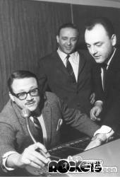 Gualtiero Berlinghini (sulla destra) nello Studio Philips di Milano nel 1971 con il jazzista Toots Thielemans (a sinistra) e Tullio Gallo, direttore artistico Philips Melodicon - © LesROCKETS.com