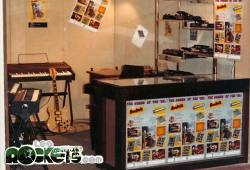 Allestimento dello stand con locandine e poster che ritraevano il marchio 'ROCKETS' e gli strumenti della Electronic Sounds utilizzati dagli stessi - © LesROCKETS.com