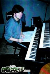 Louis-Franois Bertin-Hugault tra le tastiere negli anni ottanta - © LesROCKETS.com