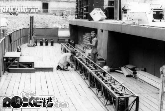 I tecnici preparano il traliccio da quarantotto Par 64. Sullo sfondo fari Par in attesa di essere montati e di fianco un elevatore Superlift - © LesROCKETS.com
