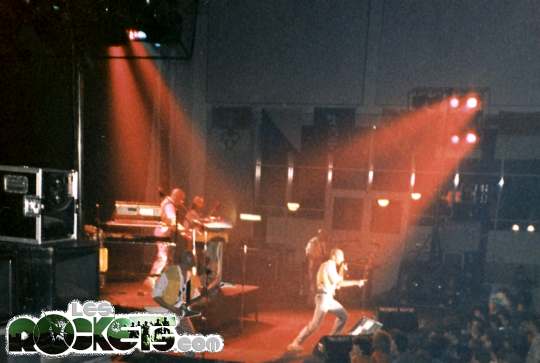 ROCKETS live nel 1984, ai lati due elevatori Morley  - © LesROCKETS.com