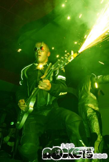 Gianluca Martino con la chitarra Ibanez in azione nell'aprile 2006 a Mantova - Photo by Stefano (Vic) - © LesROCKETS.com